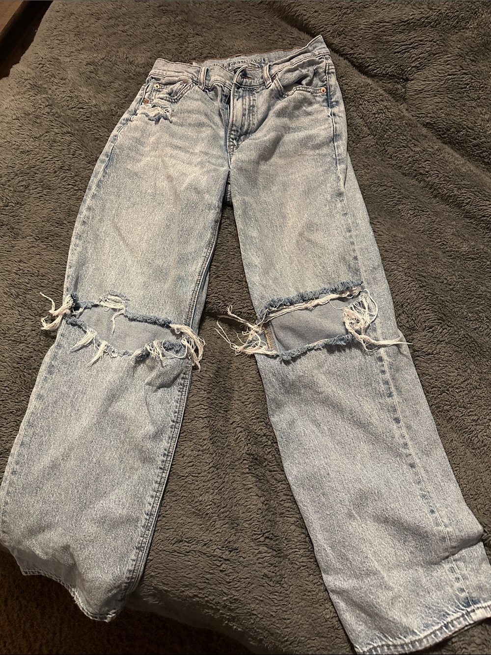 American Eagle Women’s Light Wash Distressed Jeans 2